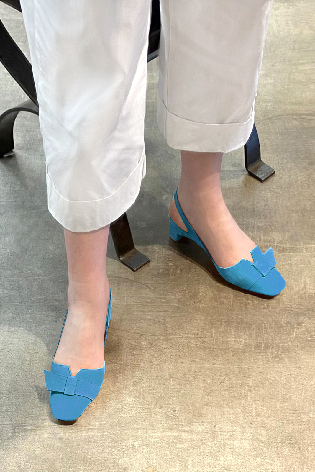 Chaussure femme à brides :  couleur bleu turquoise. Bout carré. Petit talon trotteur. Vue porté - Florence KOOIJMAN