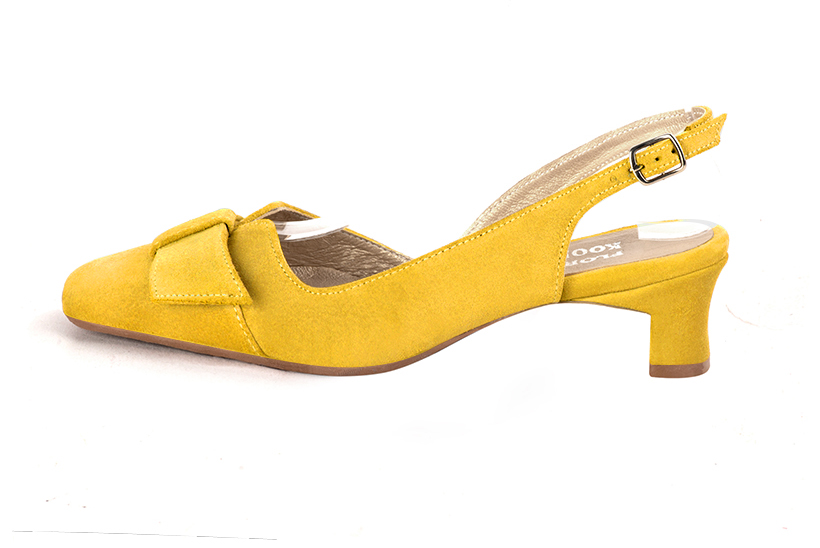 Chaussure femme à brides :  couleur jaune soleil. Bout carré. Petit talon trotteur. Vue de profil - Florence KOOIJMAN