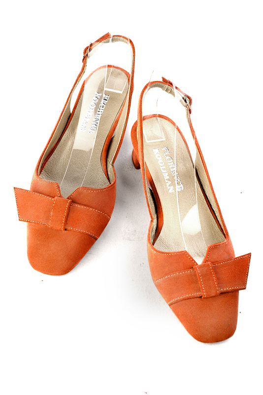 Chaussure femme à brides :  couleur orange clémentine. Bout carré. Petit talon trotteur. Vue du dessus - Florence KOOIJMAN