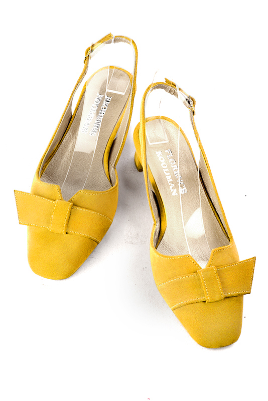 Chaussure femme à brides :  couleur jaune soleil. Bout carré. Petit talon trotteur. Vue du dessus - Florence KOOIJMAN
