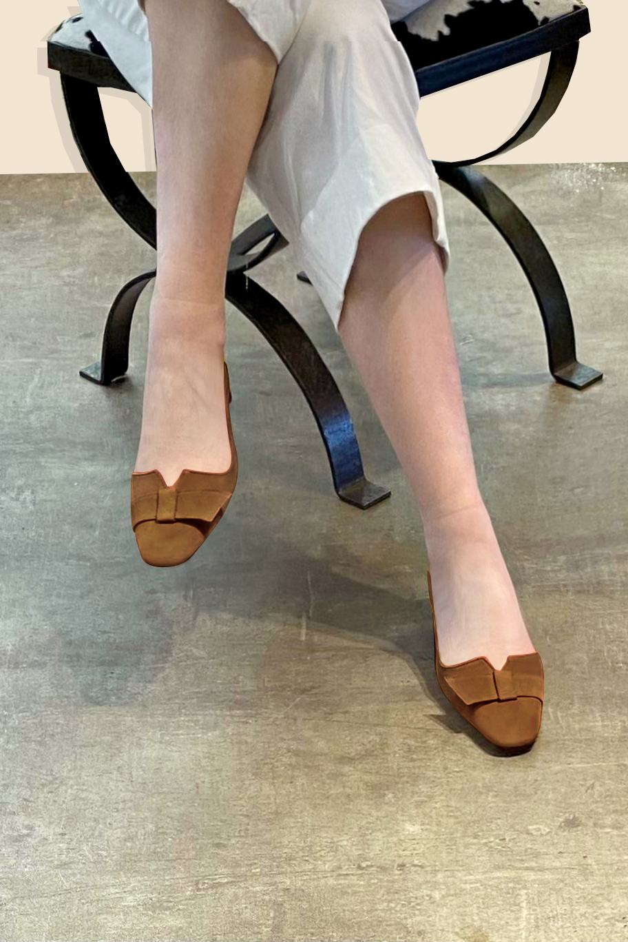Chaussure femme à brides :  couleur marron caramel. Bout carré. Petit talon trotteur. Vue porté - Florence KOOIJMAN