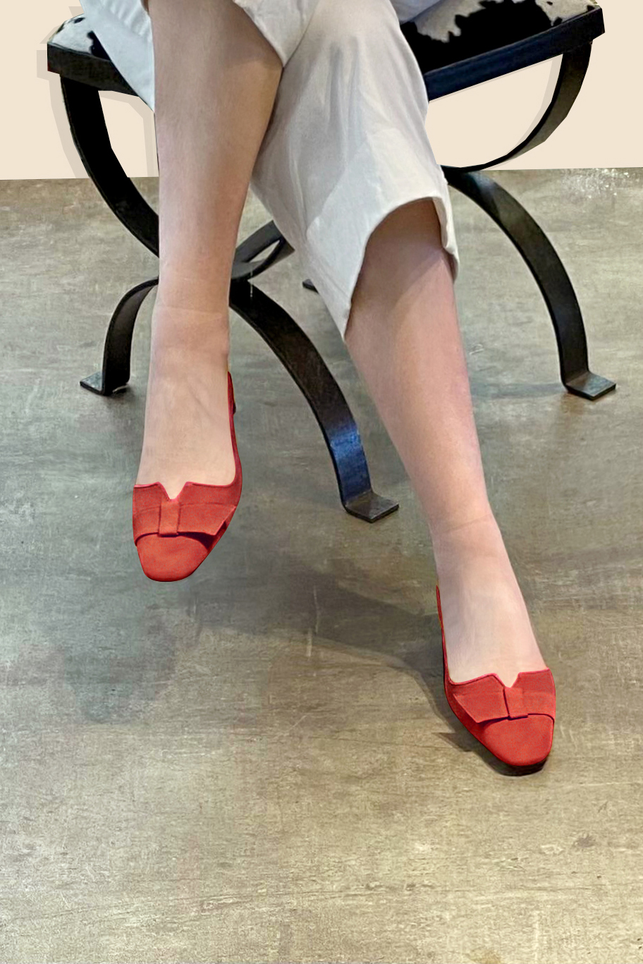 Chaussure femme à brides :  couleur rouge coquelicot. Bout carré. Petit talon trotteur. Vue porté - Florence KOOIJMAN