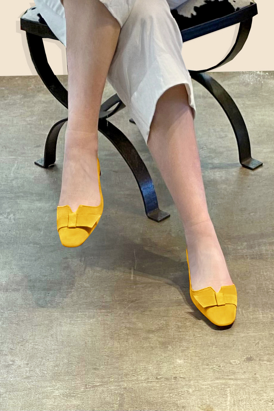 Chaussure femme à brides :  couleur jaune soleil. Bout carré. Petit talon trotteur. Vue porté - Florence KOOIJMAN