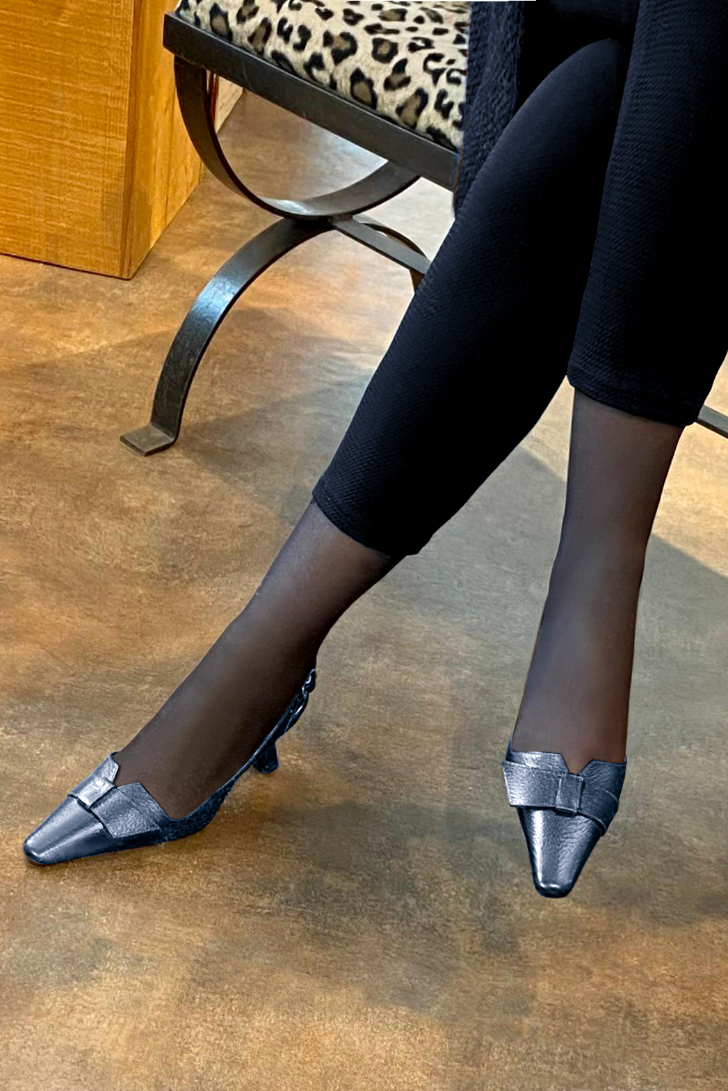 Escarpins bride arrière avec un noeud bleu denim. Bout effilé. Talon bobine de 5.5 cm - Vue du dessus