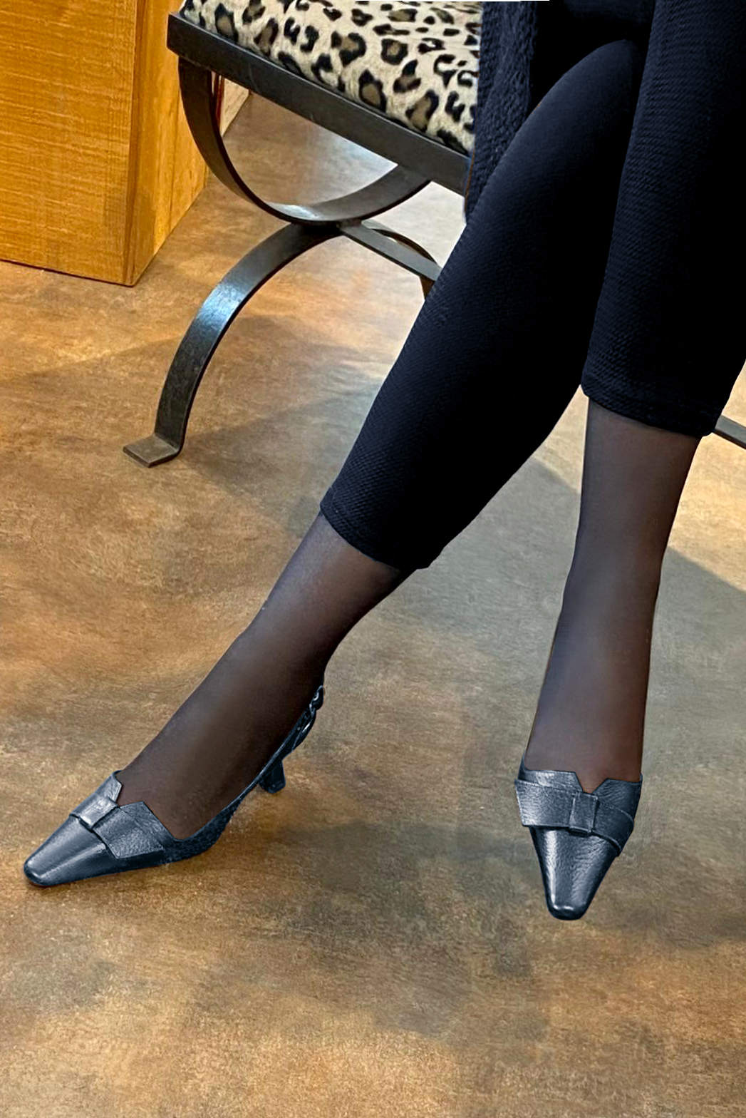 Chaussure femme à brides :  couleur bleu denim. Bout effilé. Talon mi-haut bobine. Vue porté - Florence KOOIJMAN