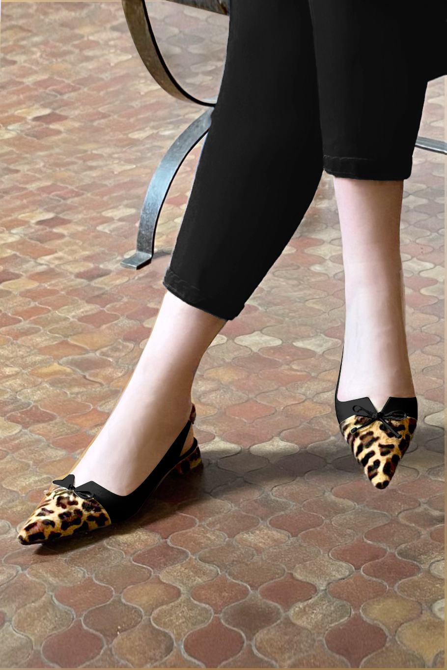 Chaussure femme à brides :  couleur noir safari. Bout pointu. Talon plat évasé. Vue porté - Florence KOOIJMAN