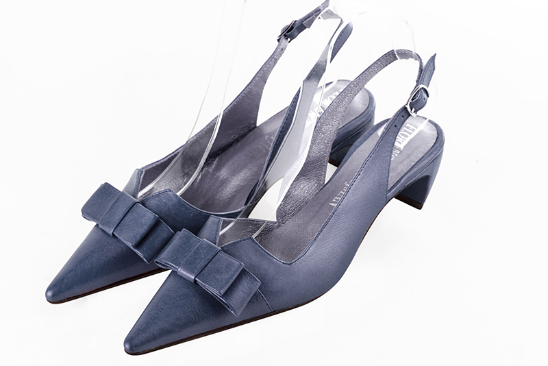 Chaussure femme à brides :  couleur bleu indigo. Bout pointu. Petit talon virgule Vue avant - Florence KOOIJMAN