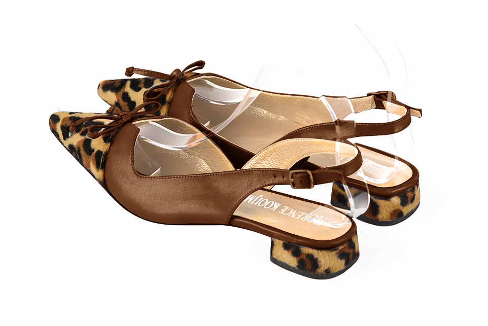 Chaussure femme à brides :  couleur noir safari et marron caramel. Bout pointu. Talon plat évasé. Vue arrière - Florence KOOIJMAN