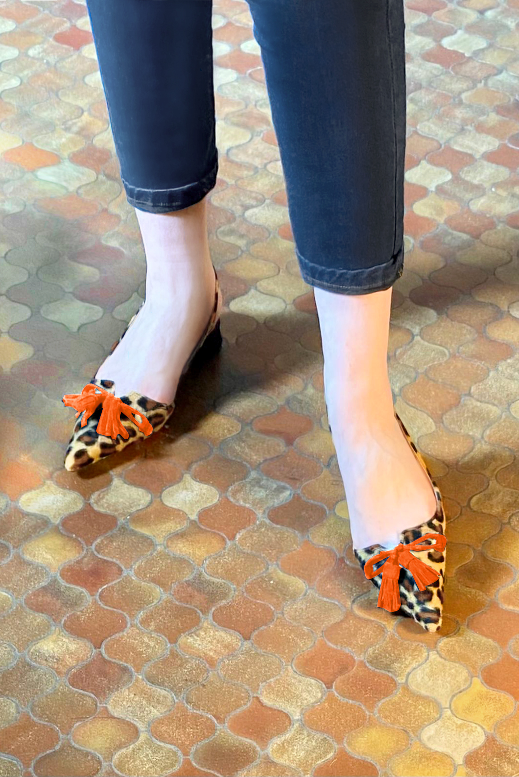 Chaussure femme à brides :  couleur noir safari et orange clémentine. Bout pointu. Talon plat évasé. Vue porté - Florence KOOIJMAN