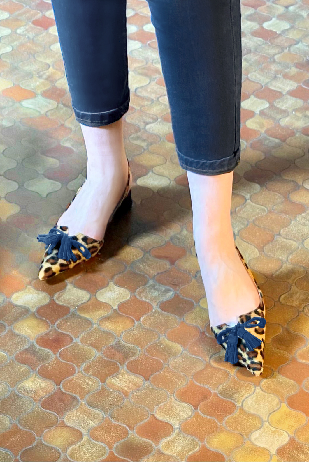 Chaussure femme à brides :  couleur noir safari et bleu marine. Bout pointu. Talon plat évasé. Vue porté - Florence KOOIJMAN