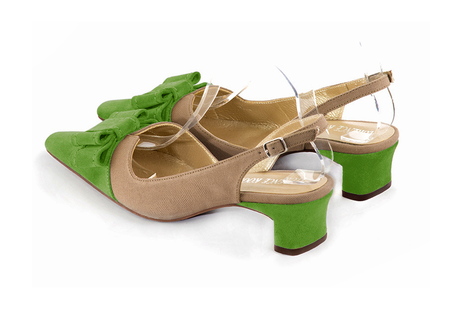 Escarpins bride arrière avec un noeud vert anis et beige sahara. Bout effilé. Talon trotteur de 4.5 cm - Vue arrière