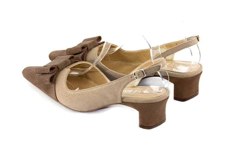 Escarpins bride arrière avec un noeud marron chocolat et beige sahara. Bout effilé. Talon trotteur de 4.5 cm - Vue arrière