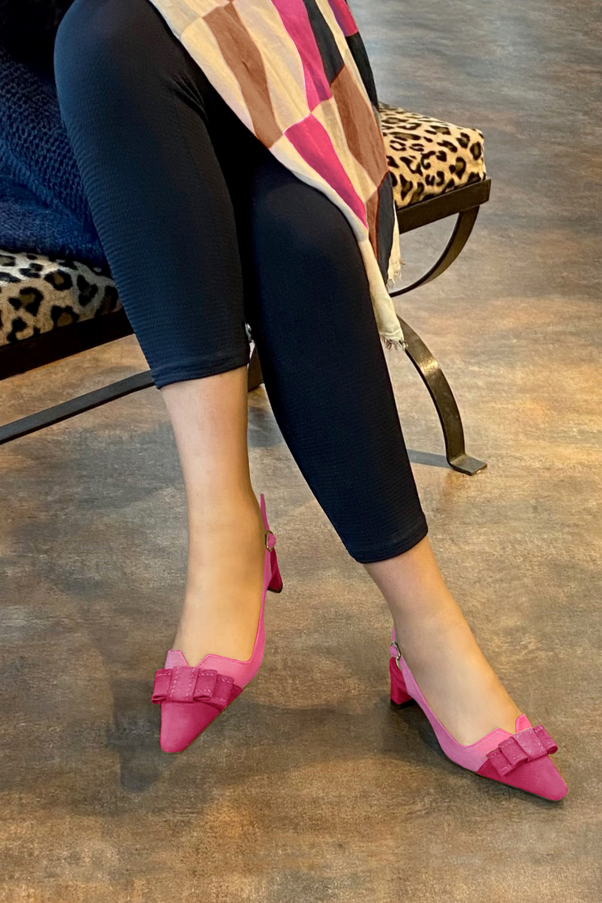 Ensemble rose fuchsia et rose pétunia, escarpins bride arrière avec un noeud et pochette pour cérémonie. - Vue ensemble