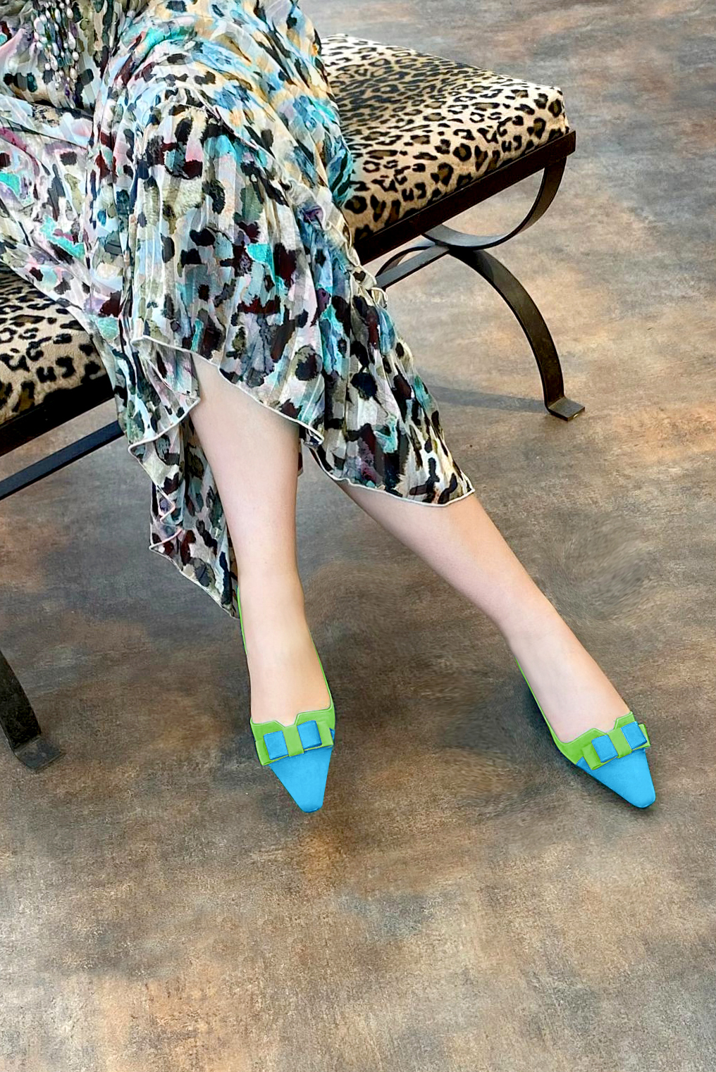 Chaussure femme à brides :  couleur bleu turquoise et vert anis. Bout effilé. Talon plat bottier. Vue porté - Florence KOOIJMAN