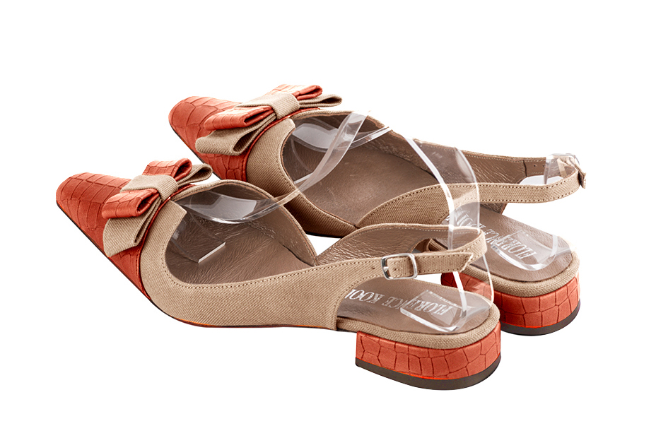 Escarpins bride arrière avec un noeud orange corail et beige sahara. Bout effilé. Talon bottier plat - Vue arrière