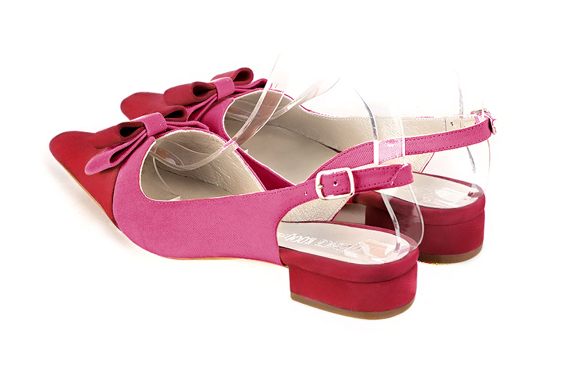 Escarpins bride arrière avec un noeud rouge carmin et rose pétunia. Bout effilé. Talon bottier plat - Vue arrière