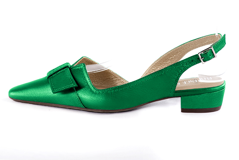 Chaussure femme à brides :  couleur vert émeraude. Bout effilé. Petit talon bottier. Vue de profil - Florence KOOIJMAN