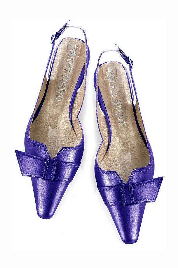 Chaussure femme à brides :  couleur violet améthyste. Bout effilé. Petit talon bottier. Vue du dessus - Florence KOOIJMAN