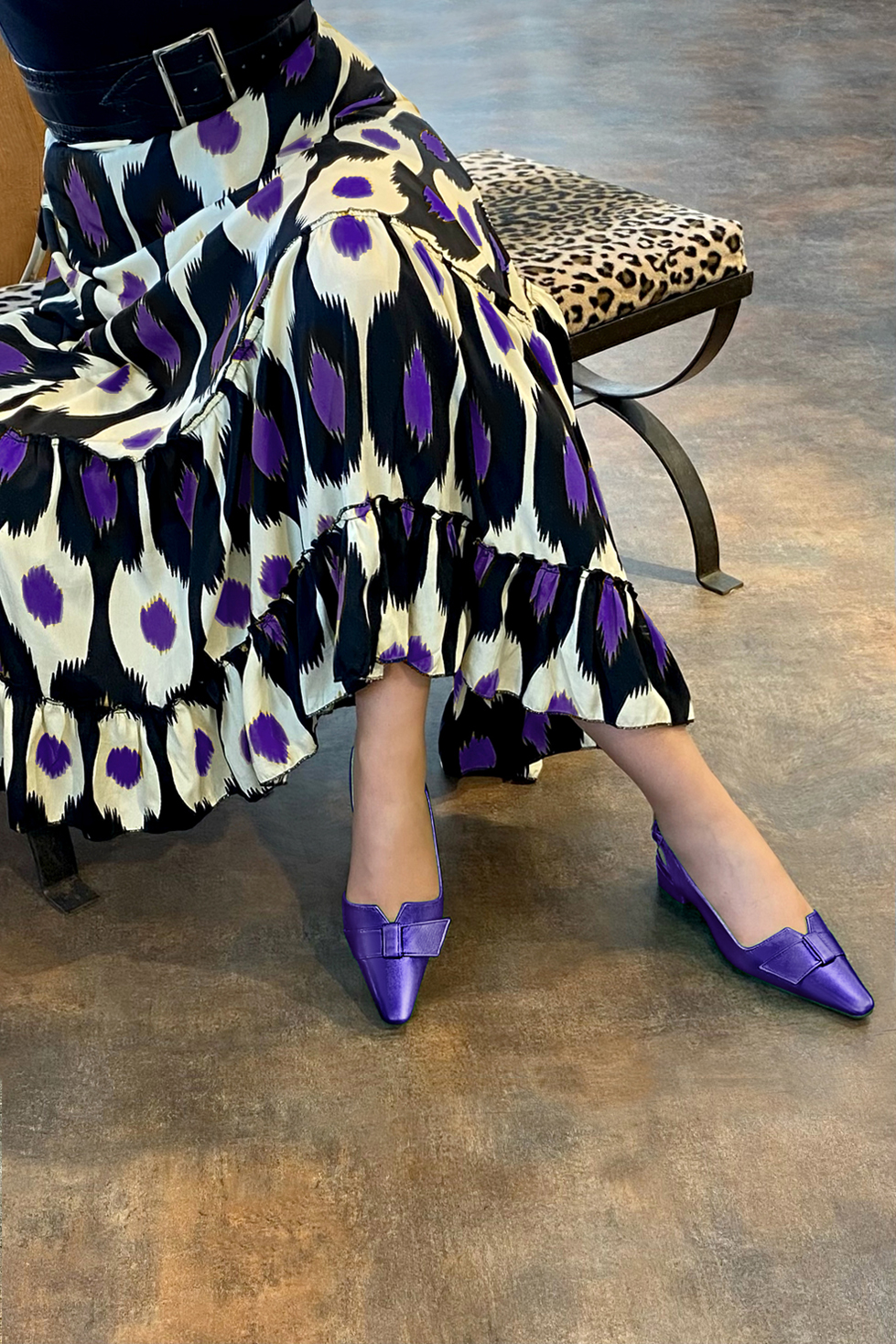 Chaussure femme à brides :  couleur violet améthyste. Bout effilé. Petit talon bottier. Vue porté - Florence KOOIJMAN