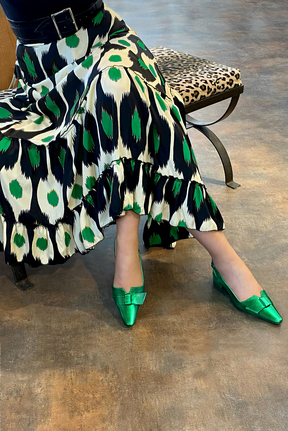 Chaussure femme à brides :  couleur vert émeraude. Bout effilé. Petit talon bottier. Vue porté - Florence KOOIJMAN