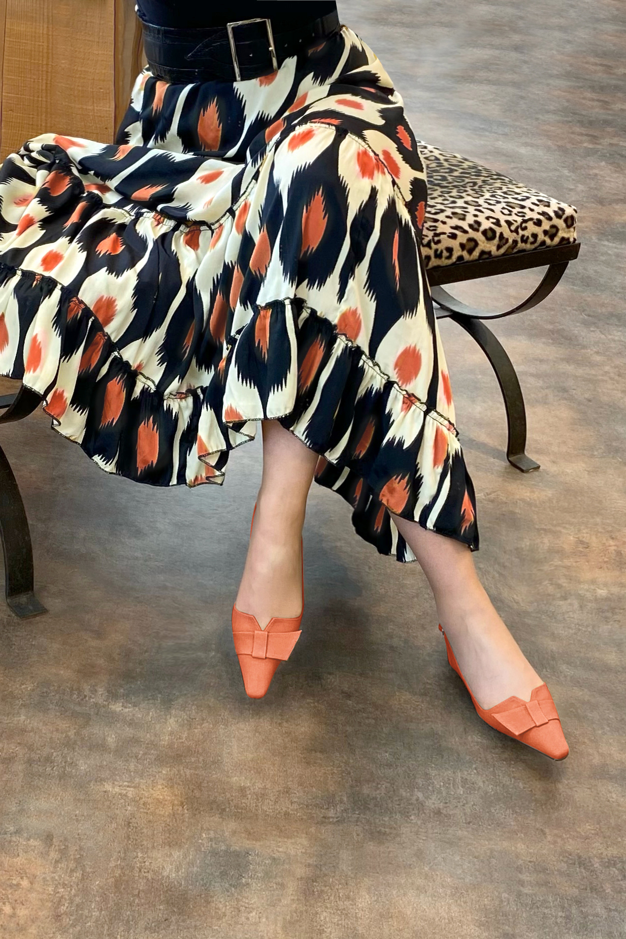 Chaussure femme à brides :  couleur orange pêche. Bout effilé. Petit talon bottier. Vue porté - Florence KOOIJMAN