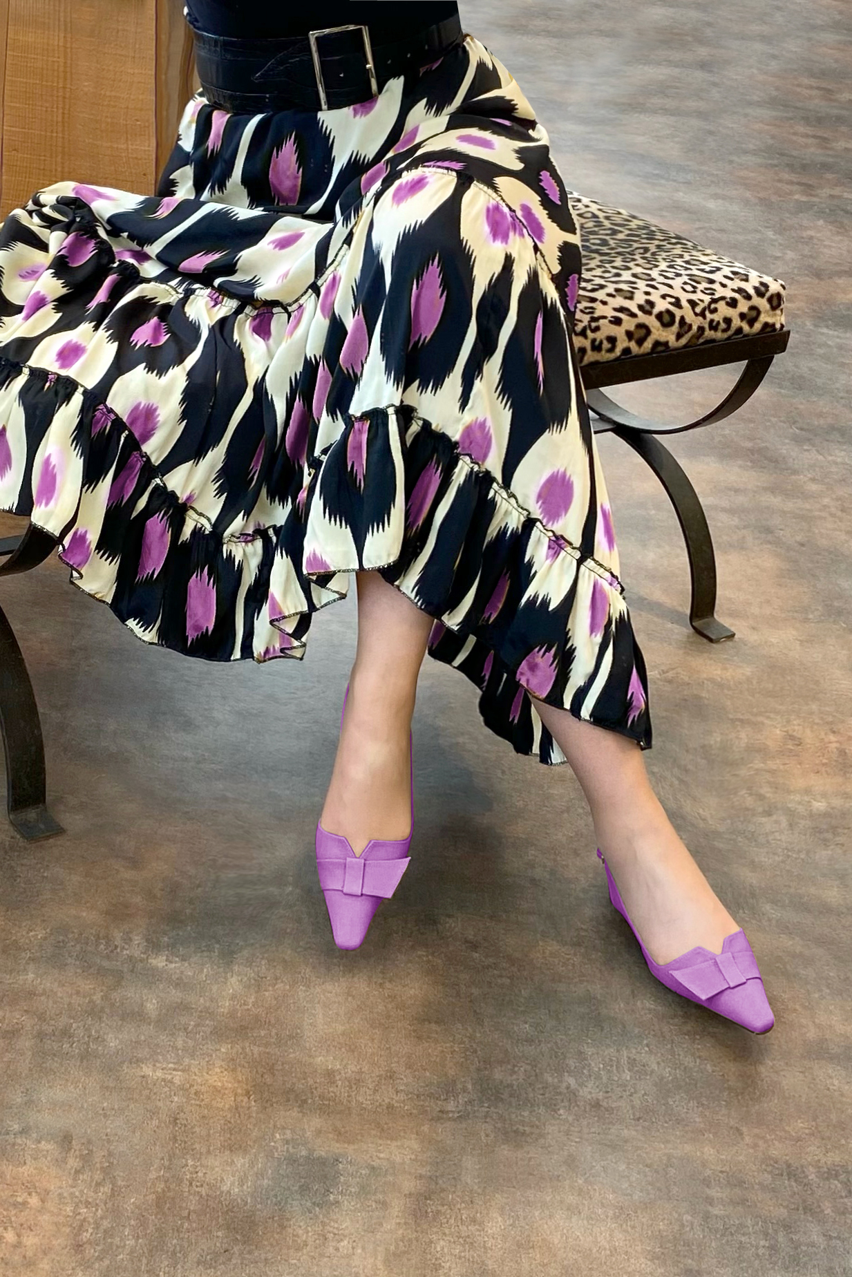 Chaussure femme à brides :  couleur violet mauve. Bout effilé. Petit talon bottier. Vue porté - Florence KOOIJMAN