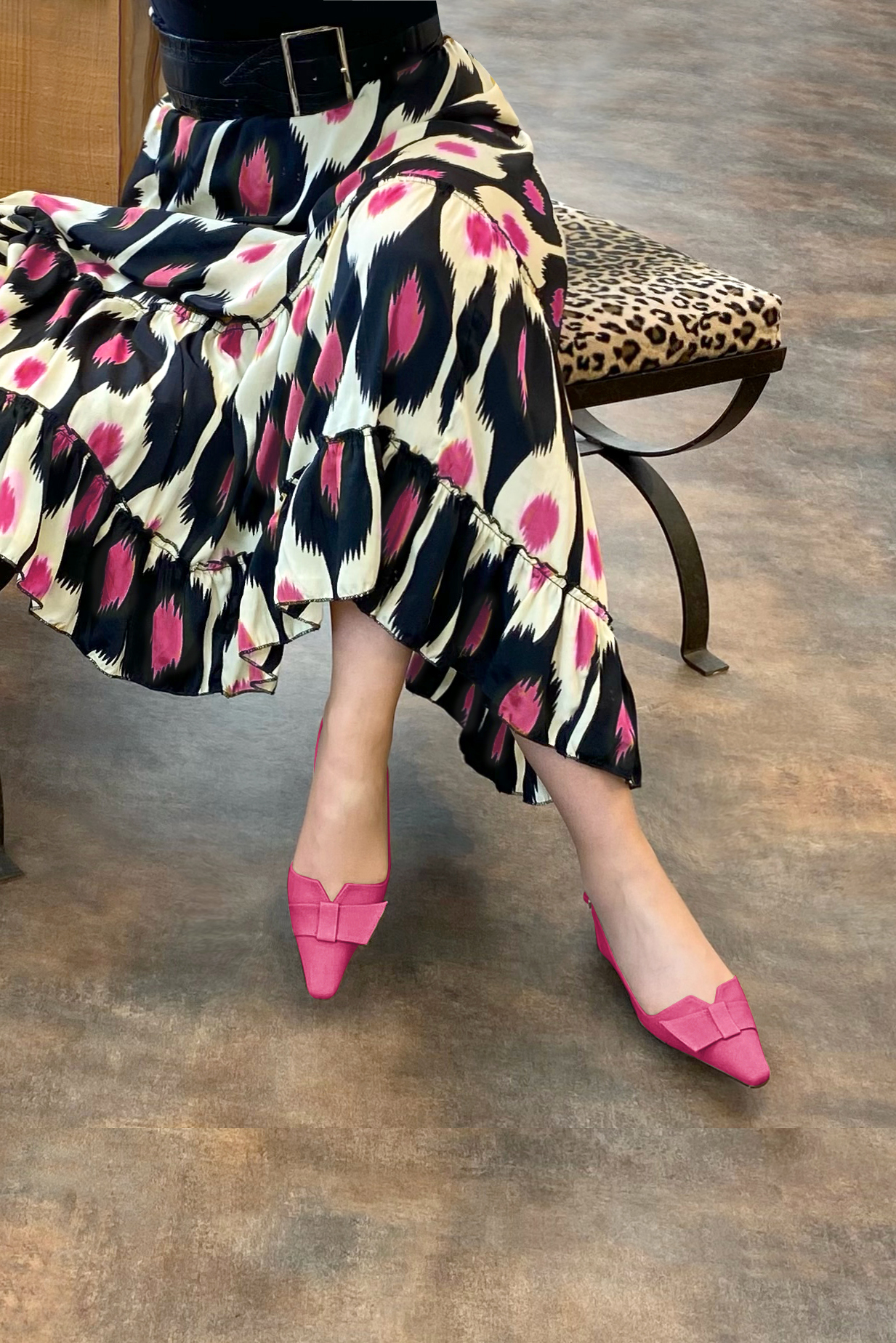 Chaussure femme à brides :  couleur rose pétunia. Bout effilé. Petit talon bottier. Vue porté - Florence KOOIJMAN