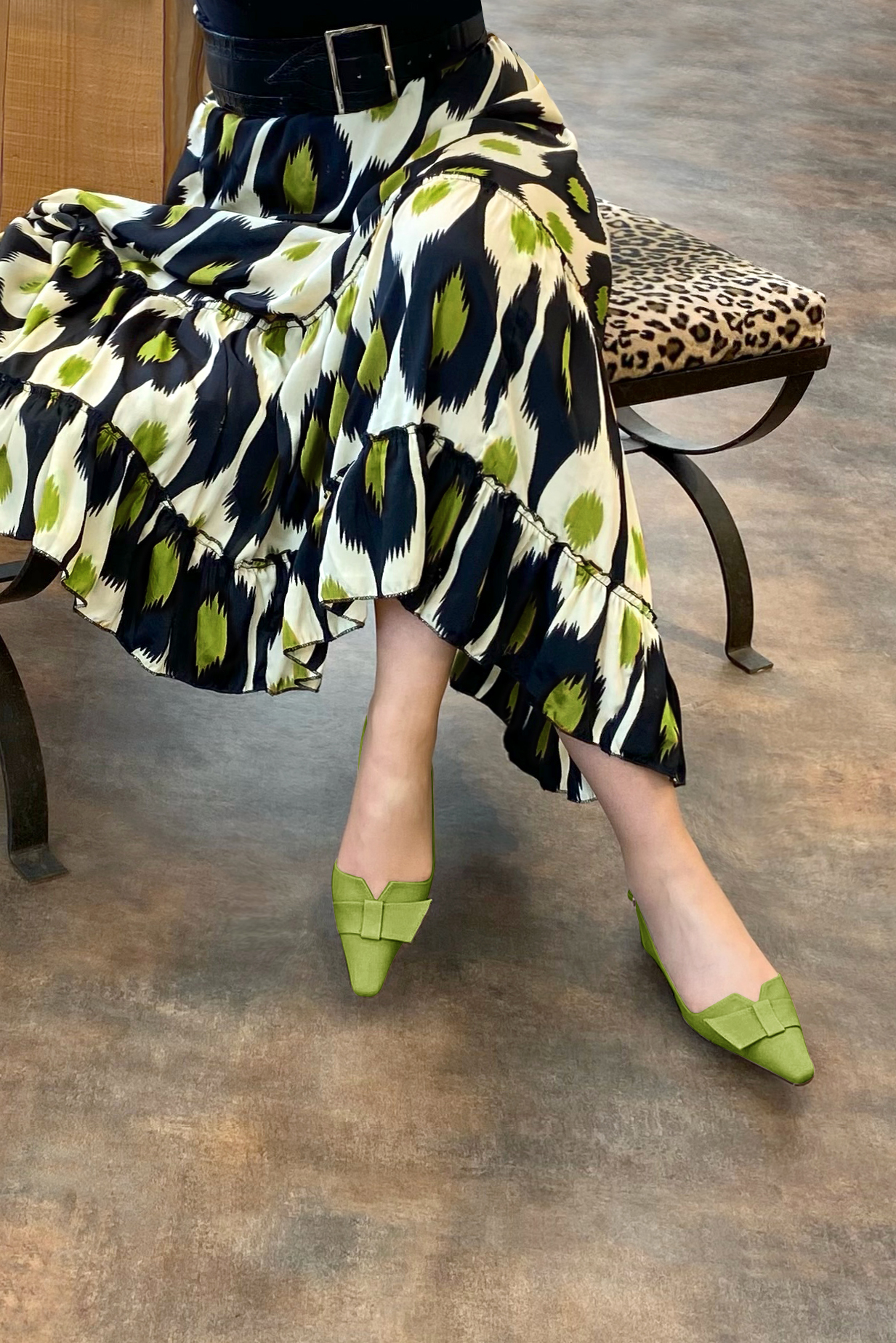 Chaussure femme à brides :  couleur vert anis. Bout effilé. Petit talon bottier. Vue porté - Florence KOOIJMAN