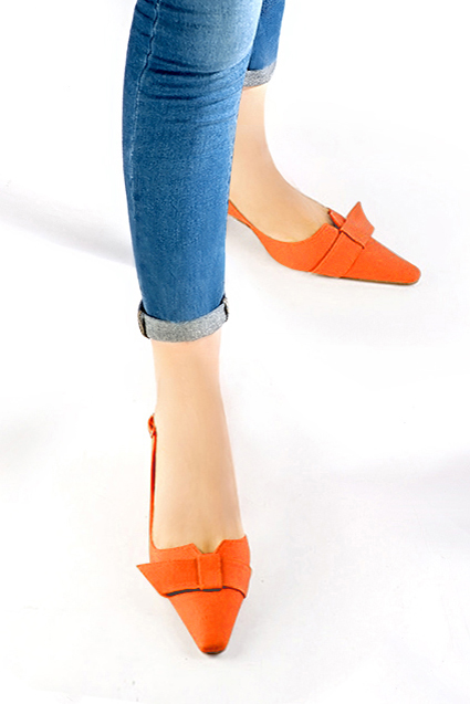 Escarpins bride arrière avec un noeud orange clémentine. Bout effilé. Talon bobine de 5.5 cm - Vue du dessus