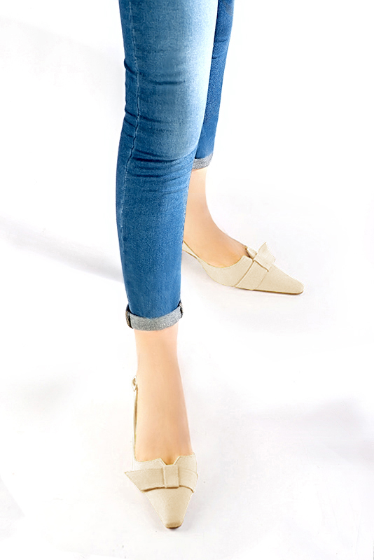 Escarpins bride arrière avec un noeud beige vanille. Bout effilé. Talon bobine de 5.5 cm - Vue porté
