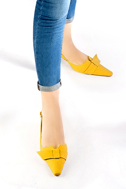 Escarpins bride arrière avec un noeud jaune. Bout effilé. Talon bobine de 5.5 cm - Vue porté