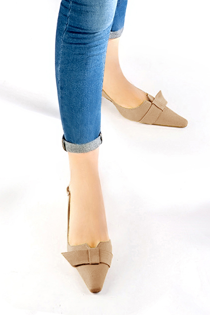 Escarpins bride arrière avec un noeud beige sahara. Bout effilé. Talon bobine de 5.5 cm - Vue du dessus