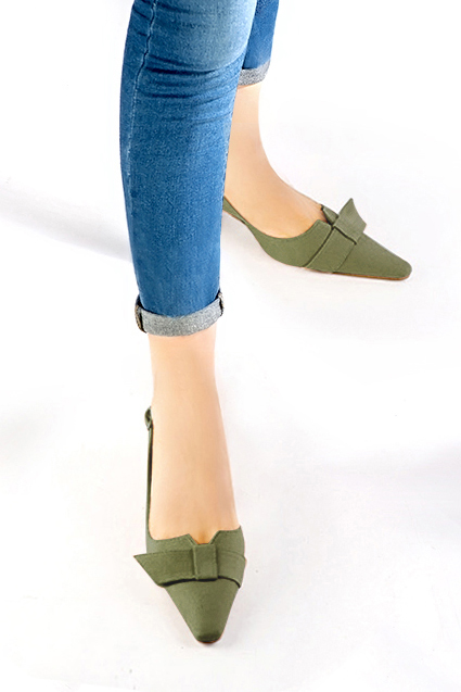 Escarpins bride arrière avec un noeud vert kaki. Bout effilé. Talon bobine de 5.5 cm - Vue porté