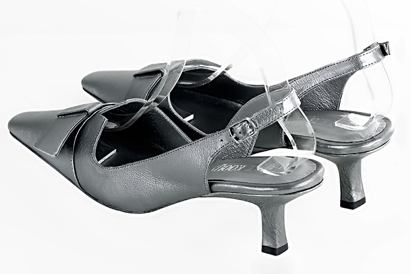 Chaussure femme à brides :  couleur gris tourterelle. Bout effilé. Talon mi-haut bobine. Vue arrière - Florence KOOIJMAN