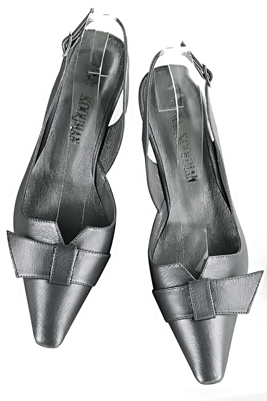 Chaussure femme à brides :  couleur gris tourterelle. Bout effilé. Talon mi-haut bobine. Vue du dessus - Florence KOOIJMAN
