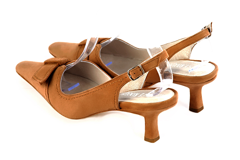 Escarpins bride arrière avec un noeud beige camel. Bout effilé. Talon bobine de 5.5 cm - Vue arrière
