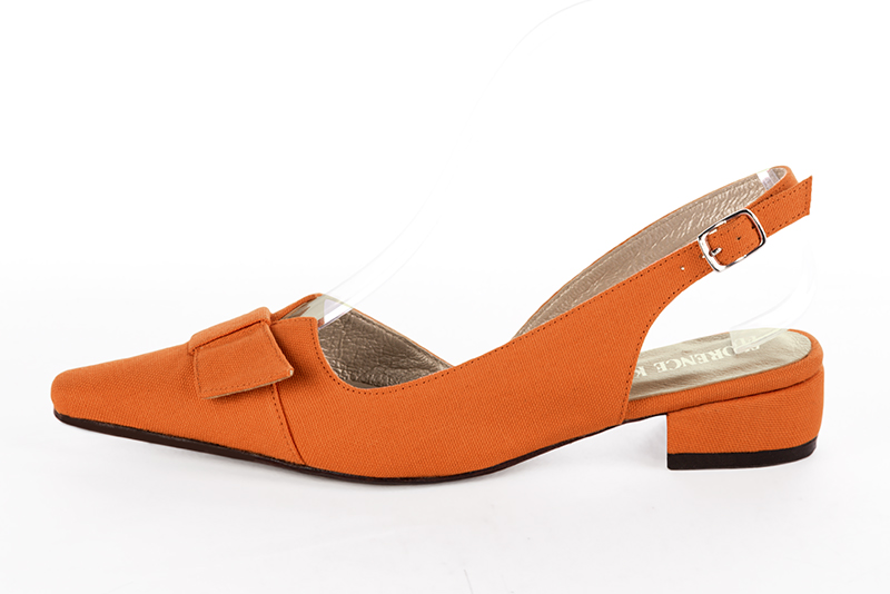 Escarpins habillés, élégants et raffinés, ouverts à l'arrière avec un noeud sur l'avant, coloris orange clémentine. Bout effilé. Petit talon bottier. Cérémonie, soirée, cocktail, évènementiel. Personnalisation : Choix des cuirs, 
                des couleurs et des talons. Petites et grandes pointures. - Florence KOOIJMAN