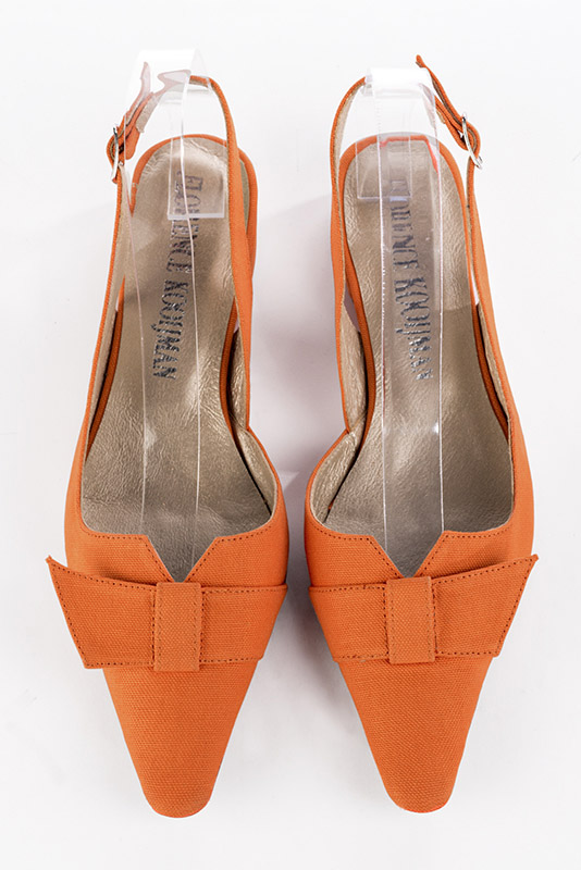 Chaussure femme à brides :  couleur orange clémentine. Bout effilé. Petit talon bottier. Vue du dessus - Florence KOOIJMAN