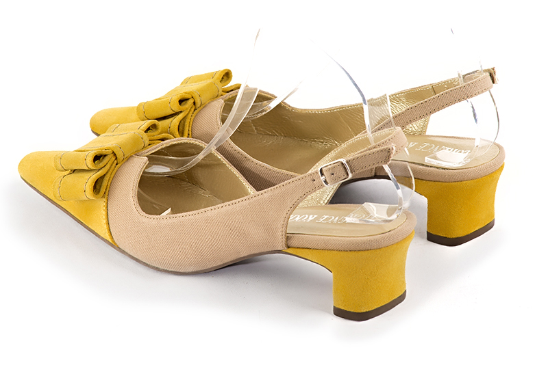 Chaussure femme à brides :  couleur jaune soleil et beige sahara. Bout effilé. Petit talon trotteur. Vue arrière - Florence KOOIJMAN