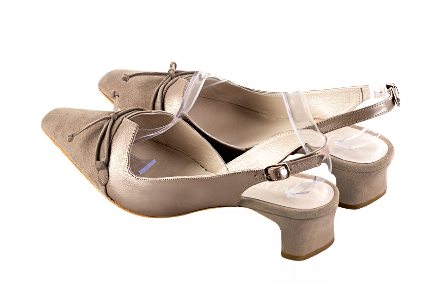 Escarpins nœud habillés bride arrière cuir beige sahara à talon trotteur de 4.5 cm et bout effilé - Vue arrière