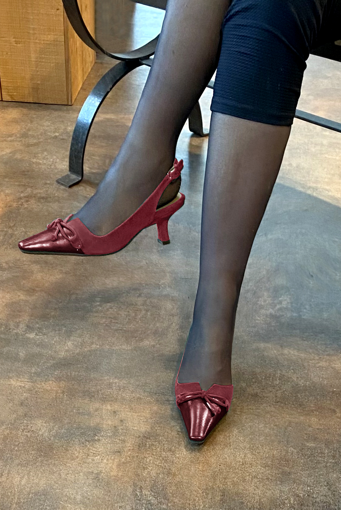 Chaussure femme à brides :  couleur rouge bordeaux. Bout effilé. Talon mi-haut bobine. Vue porté - Florence KOOIJMAN