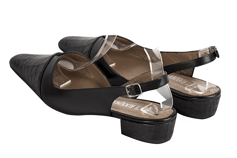 Chaussure femme à brides :  couleur noir satiné. Bout effilé. Petit talon bottier. Vue arrière - Florence KOOIJMAN