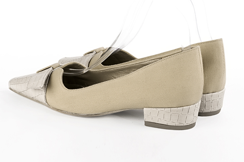 Escarpin :  couleur blanc cassé et beige sable. Bout effilé. Petit talon bottier. Vue arrière - Florence KOOIJMAN