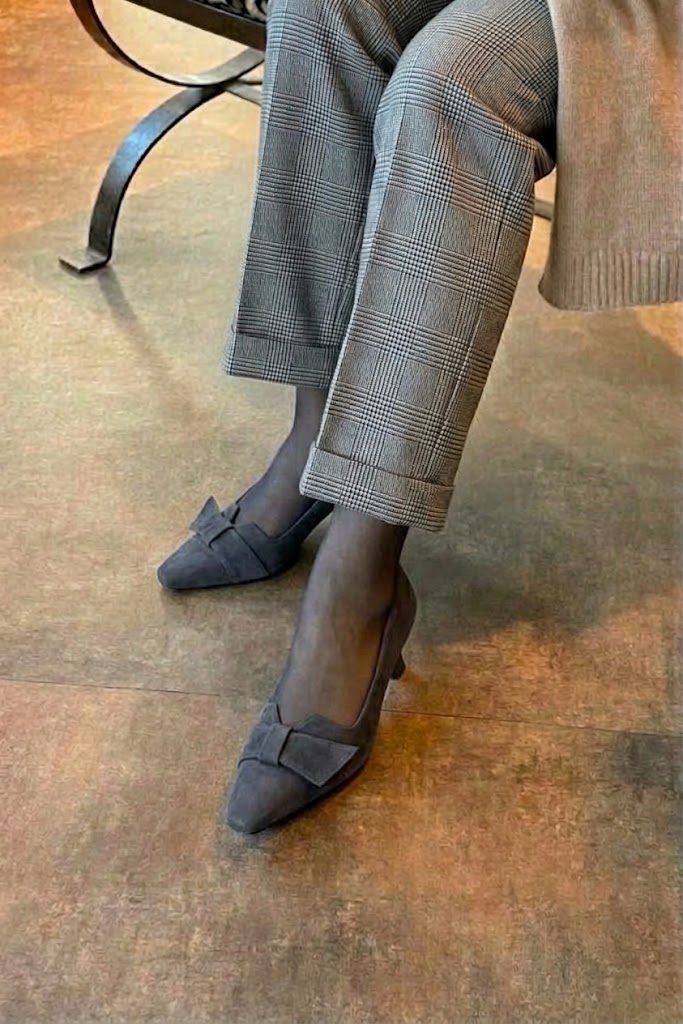 Escarpins parés de nœuds pour femme en cuir gris foncé avec bout effilé et talon bobine de 5.5 cm - Vue porté