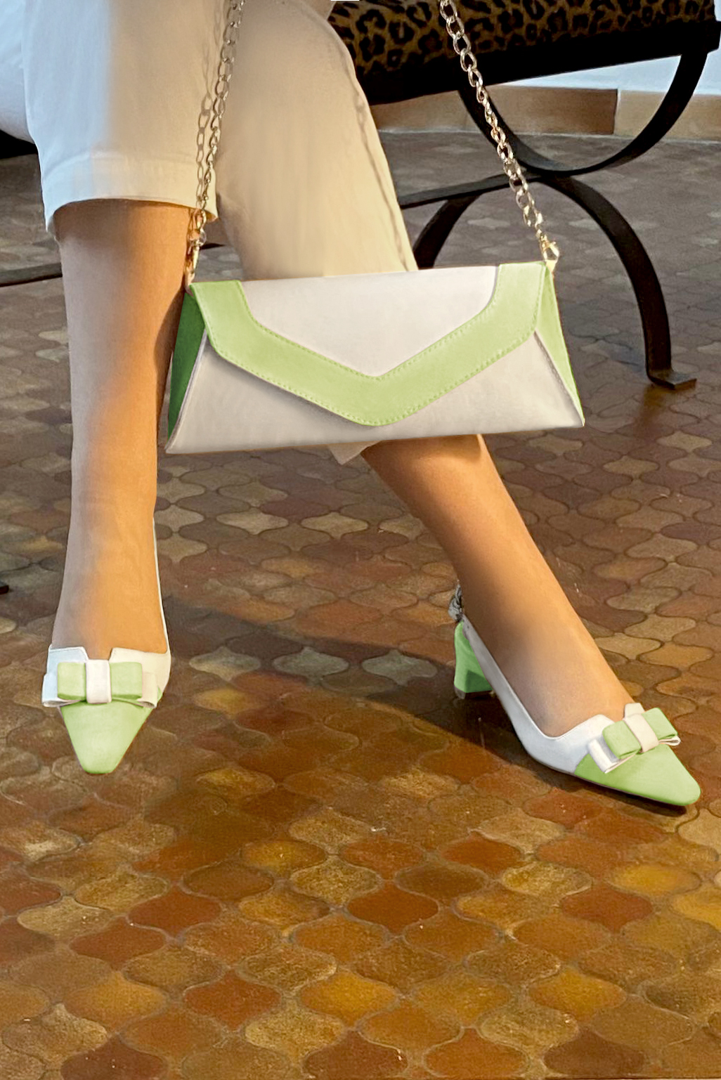 Chaussure femme à brides :  couleur vert tilleul et blanc cassé. Bout effilé. Petit talon trotteur. Vue porté - Florence KOOIJMAN