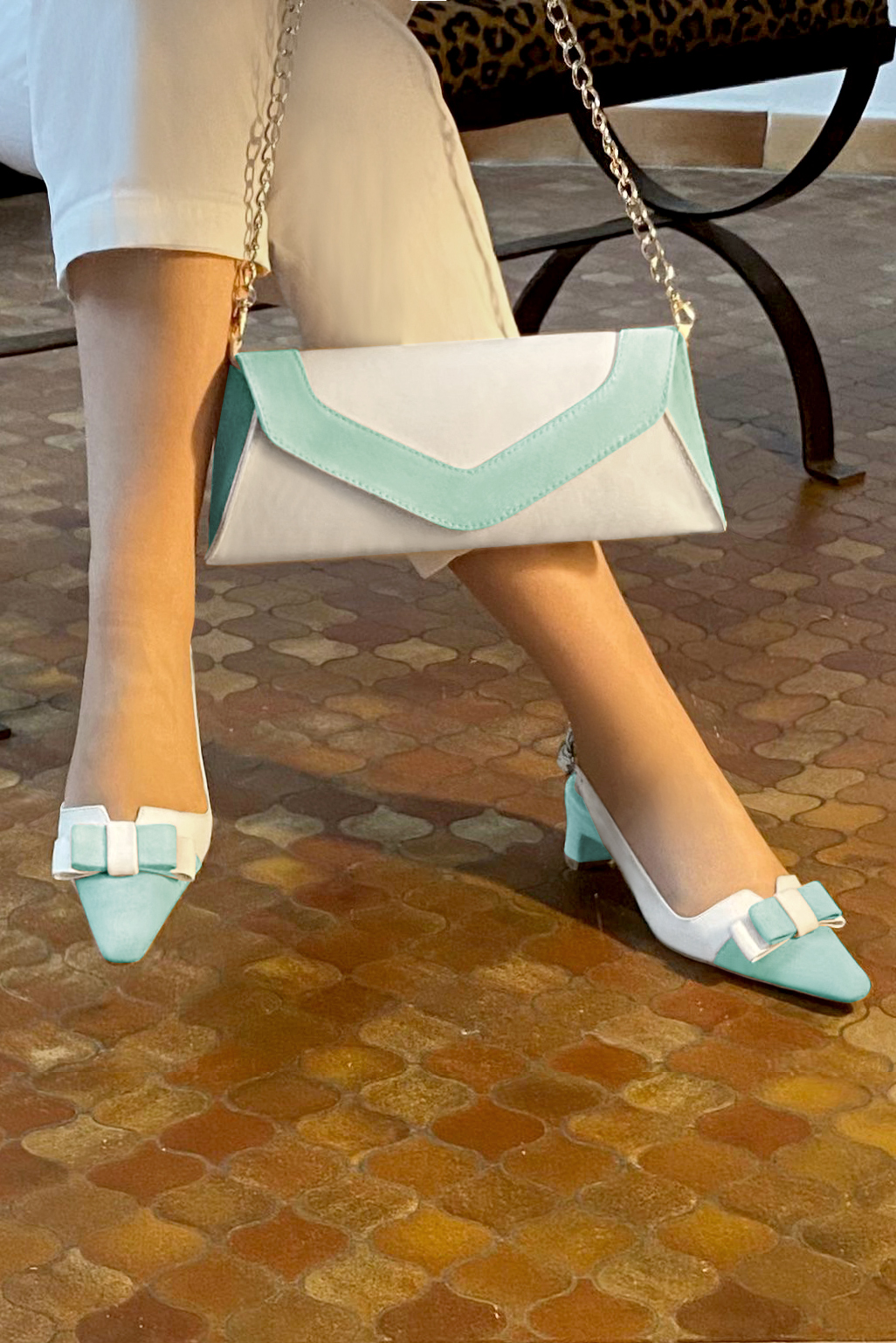 Chaussure femme à brides :  couleur bleu lagon et blanc cassé. Bout effilé. Petit talon trotteur. Vue porté - Florence KOOIJMAN