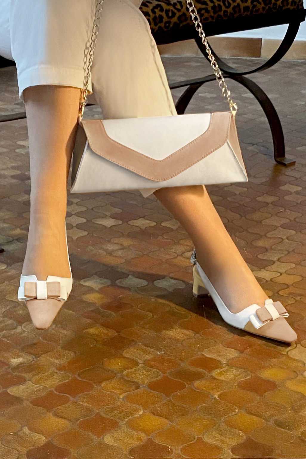 Chaussure femme à brides :  couleur beige biscuit et blanc cassé. Bout effilé. Petit talon trotteur. Vue porté - Florence KOOIJMAN