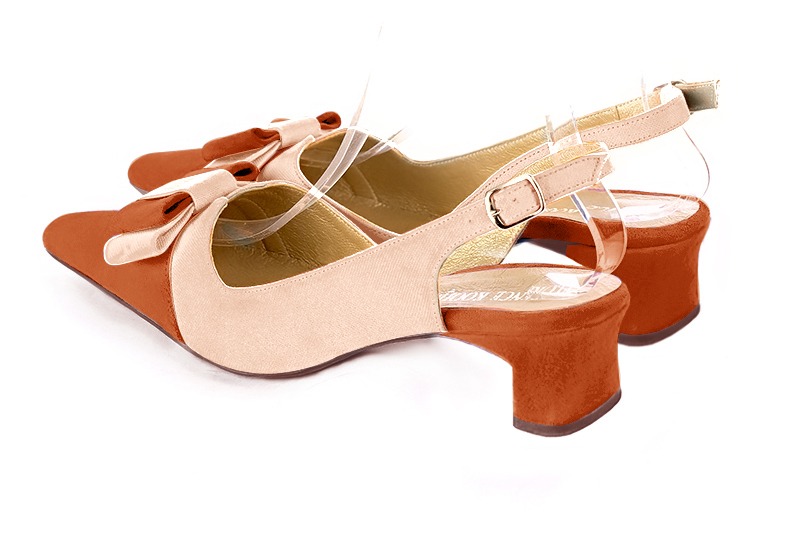 Chaussure femme à brides :  couleur orange corail et rose poudré. Bout effilé. Petit talon trotteur. Vue arrière - Florence KOOIJMAN