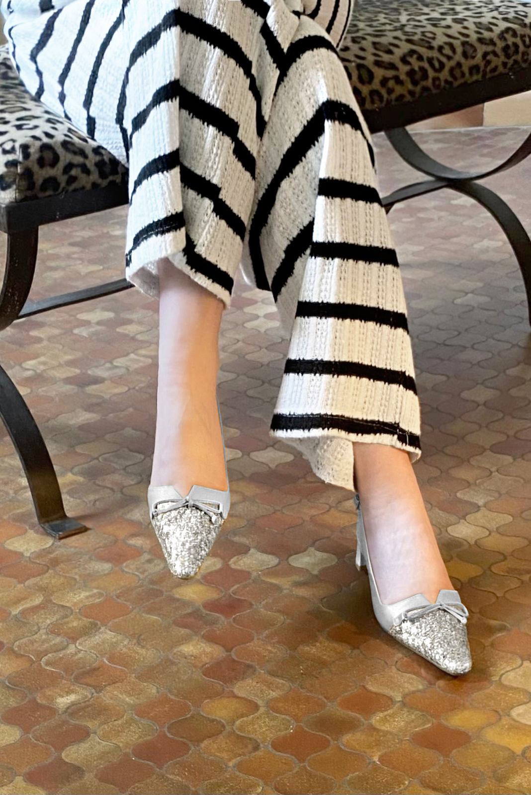 Chaussure femme à brides :  couleur argent platine. Bout effilé. Petit talon trotteur. Vue porté - Florence KOOIJMAN