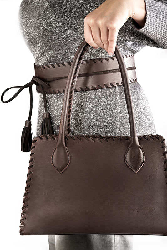 Sac cabas habillé femme en cuir marron ébène - Vue porté